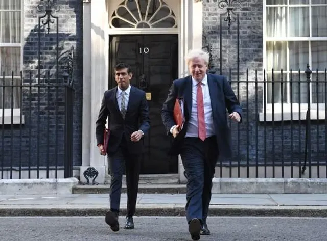 বিরোধ ভুলে ঋষি সুনাকের দিকে বন্ধুত্বের হাত বাড়ালেন বরিস!