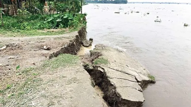 ফের নদী বাঁধে ফাটল সামশেরগঞ্জে