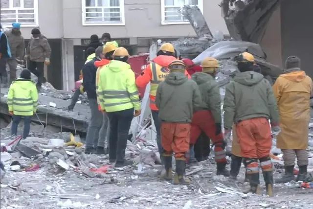 ধ্বংসস্তূপের নিচ থেকে ৬ বছরের শিশু-কন্যাকে উদ্ধার করল এনডিআরএফ দল