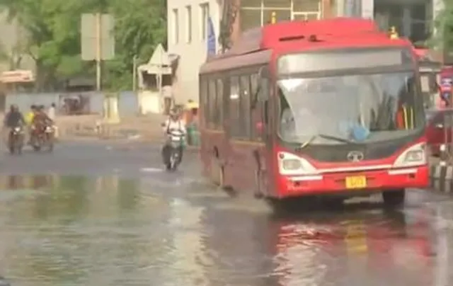 রাতভর ভারী বর্ষণে জলমগ্ন দিল্লি