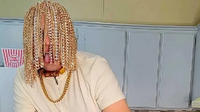 মাথায় সোনার চুল লাগিয়ে ভাইরাল এই মেক্সিকান র‍্যাপার