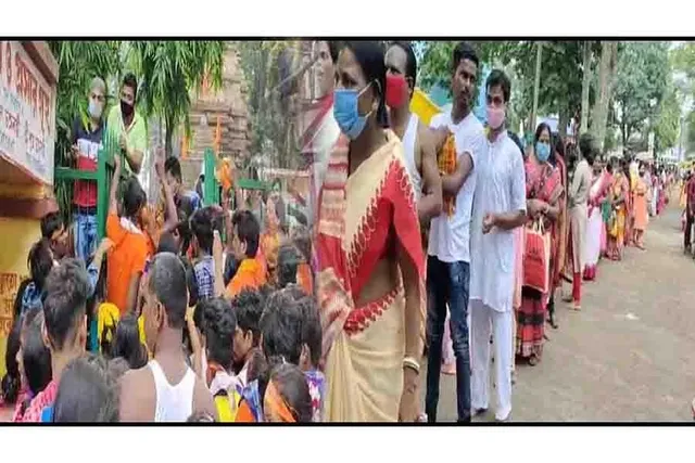 শ্রাবণের শেষ সোমবার শিব মন্দিরে ভক্তদের ভিড়ে চূড়ান্ত অব্যবস্থা