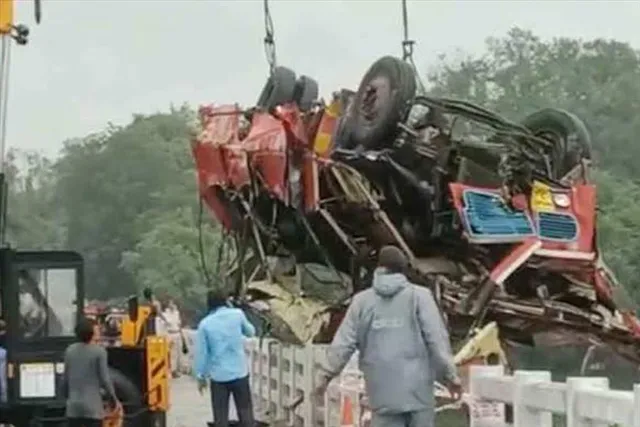 মধ্যপ্রদেশে বাস দুর্ঘটনায় মৃতের সংখ্যা বেড়ে হল ১৩ জন