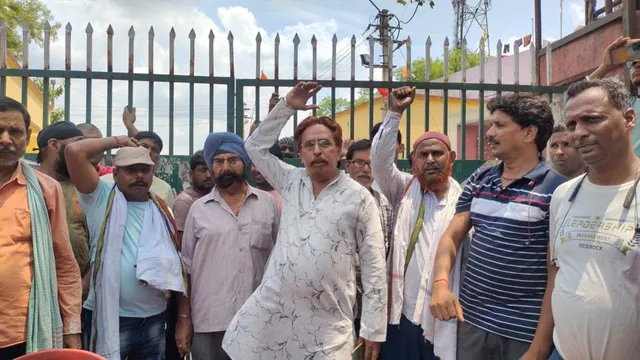 নিয়ামাতপুর এফসিআই গোডাউনে ট্রাক চালকদের বিক্ষোভ