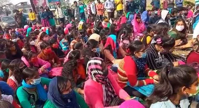 প্রিন্সিপালের বিরুদ্ধে বিক্ষোভে ছাত্র-ছাত্রীরা
