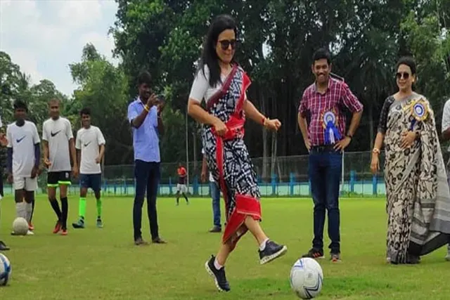 খেলা হবে দিবসে ফুটবলে কিক করলেন মহুয়া
