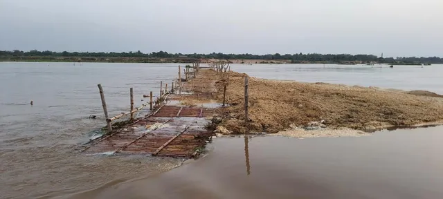 জলের তোড়ে ভেঙে গেল বাঁশের সাঁকো, দুর্ভোগে যাত্রীরা