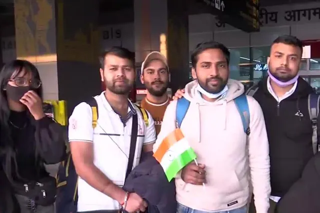 ইউক্রেন থেকে ফিরলেন আরও ২৪২ জন ভারতীয়