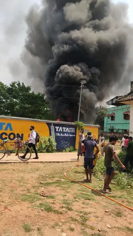 বেলদায় পুরনো মালপত্র রাখার গোডাউনে আগুন, দেখুন ভিডিও