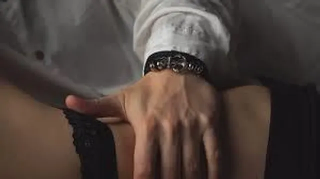 সঙ্গিনীর সাথে এইভাবে করুন আদরের খেলা