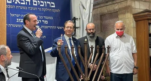 হেবরনের মসজিদে ইসরাইলি প্রেসিডেন্টের হানুকা উদযাপন