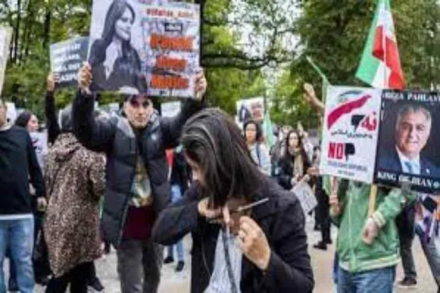 ইরান বিক্ষোভ, বিক্ষোভ থামাতে চলছে গুলি- দেখুন ভিডিও