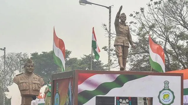 কেন্দ্রীয় পূর্ত মন্ত্রকের তৈরি ট্যাবলোতে দেখা গেল নেতাজি ও আজাদ হিন্দ ফৌজকে