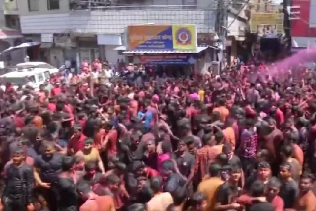 ভোপালে চলছে রঙের উৎসব, দেখুন ভিডিও