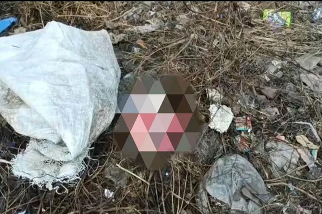 রাজ্য সড়কের পাশে সদ্যোজাত শিশু কন্যার দেহ উদ্ধার ঘিরে শোরগোল