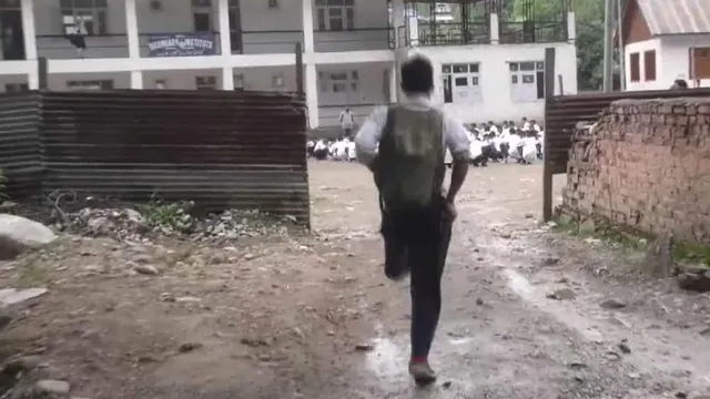 এক পায়ে দু’কিমি পথ পেরিয়ে স্কুল! সীমাহীন লড়াই কাশ্মীরের পারভেজের