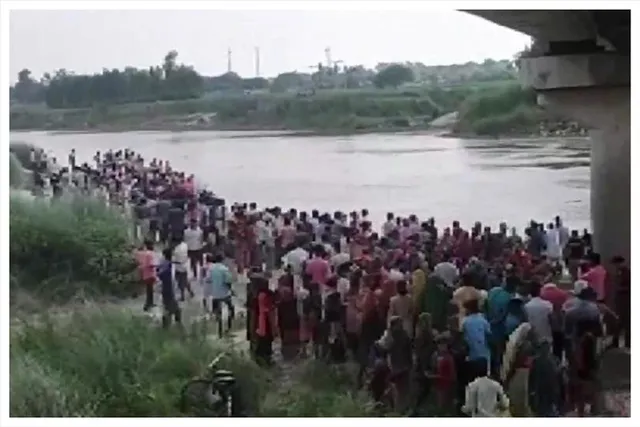 যাত্রীবোঝাই ট্র্যাক্টর উল্টে নিহত ১, নিখোঁজ ৫