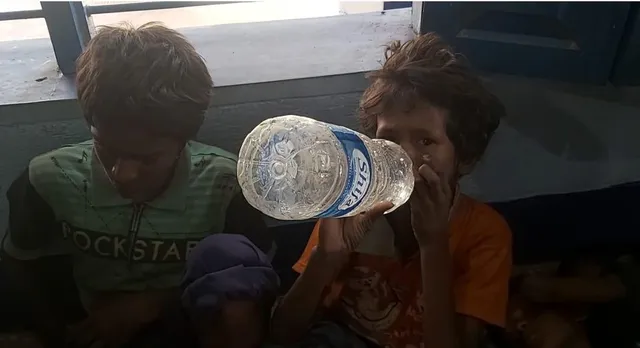 পথশিশুকে চাইল্ড লাইনের হাতে তুলে দিলো পুলিশ