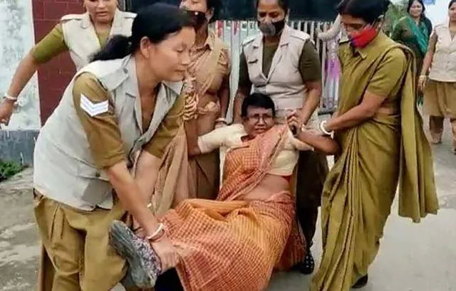 মহিলা তৃণমূল প্রার্থীকে চরম হেনস্থা পুলিশের