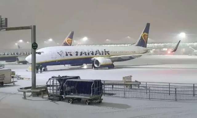 ভারী তুষারপাতে বিপর্যস্ত যুক্তরাজ্য, স্ট্যানস্টেড বিমানবন্দরের ফ্লাইট স্থগিত