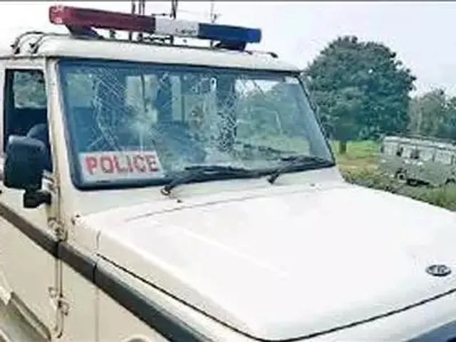 গাড়িতে পুলিশের স্টিকার সেঁটে মাদক পাচারের অভিযোগ