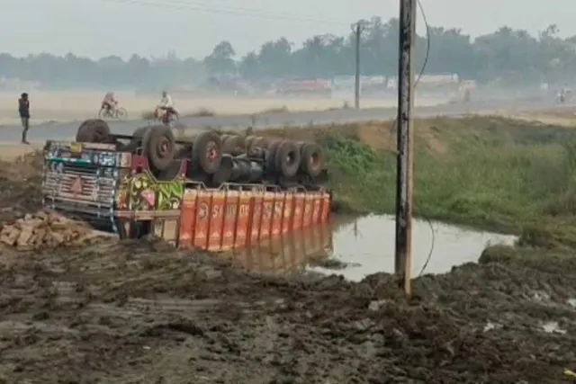 ভয়াবহ পথ দুর্ঘটনার কবলে মালবাহী ট্রাক