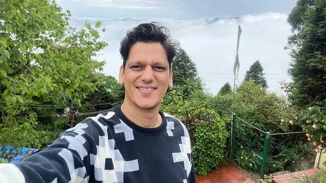 দার্জিলিংয়ে করিনা কপূরের সঙ্গে শুটিংয়ে ব্যস্ত বিজয় ভার্মা