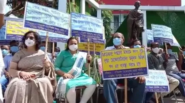 সামনে দুর্গাপুজো, বরাত না-পাওয়ায় অবস্থান বিক্ষোভ