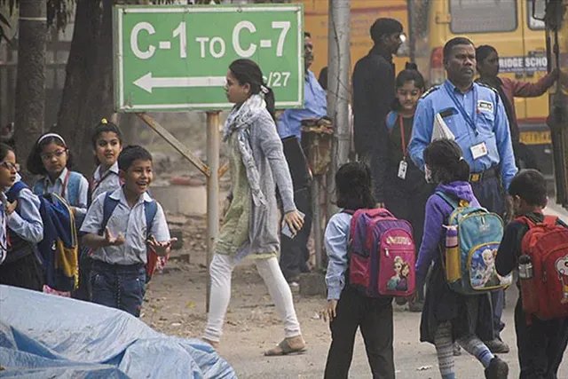 দূষণের জেরে অনির্দিষ্টকালের জন্য বন্ধ স্কুল