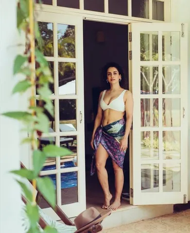 জন্মদিনে বেশ অন্য পোশাকে নজর কাড়লেন সানিয়া মালহোত্রা