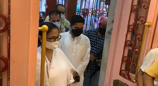 হ্যাটট্রিক জয়ের পর পুজো দিলেন মমতা