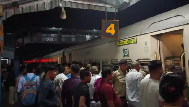 ট্রেন থেকে বেরোচ্ছে ধোঁয়া, শিয়ালদহ-বালিয়া এক্সপ্রেসে ব্যাপক আতঙ্ক