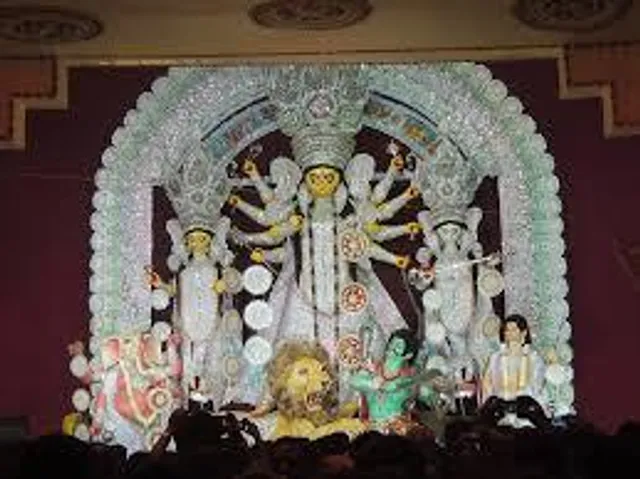 ভিড়ে ঠাসা বাগবাজার সার্বজনীন