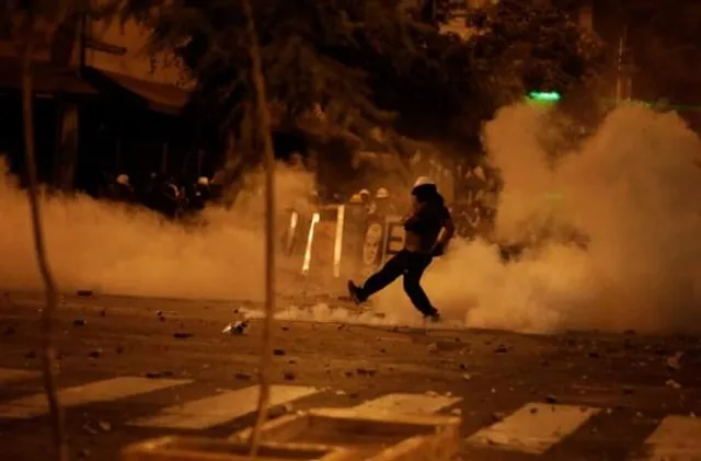 পেরুর পুলিশ লিমা বিমানবন্দরের দিকে আসা বিক্ষোভকারীদের ছত্রভঙ্গ করেছে