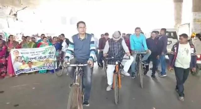 সাইকেলে করে গ্রামে গ্রামে ঘুরে জনসংযোগ করলেন ডেবরার বিধায়ক