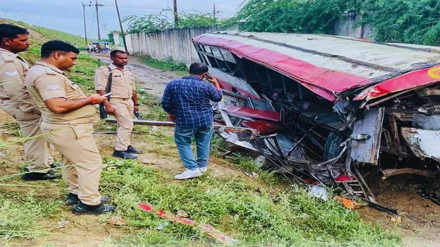 ফ্লাইওভার থেকে নিচে পড়লো বাস, নিহত ১, জখম ২৫