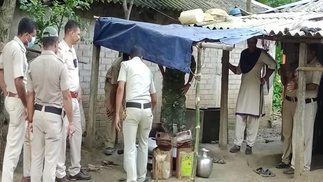 চোলাইয়ের ঠেকে হানা পুলিশের, গ্রেফতার ৬
