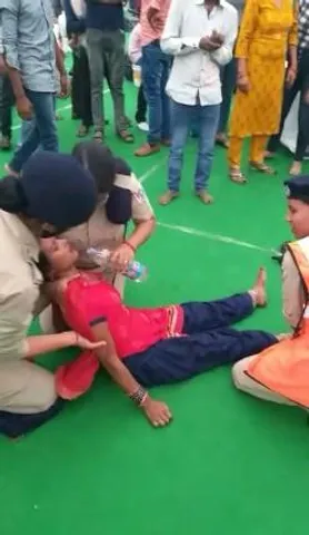 স্টেশনে অজ্ঞান হওয়া গর্ভবতী যাত্রীকে সহায়তা করলেন মহিলা আরপিএফ কর্মীরা