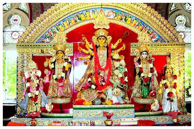 টেমস এবং গঙ্গার জল মিশিয়ে তৈরি হয় মায়ের মূর্তি