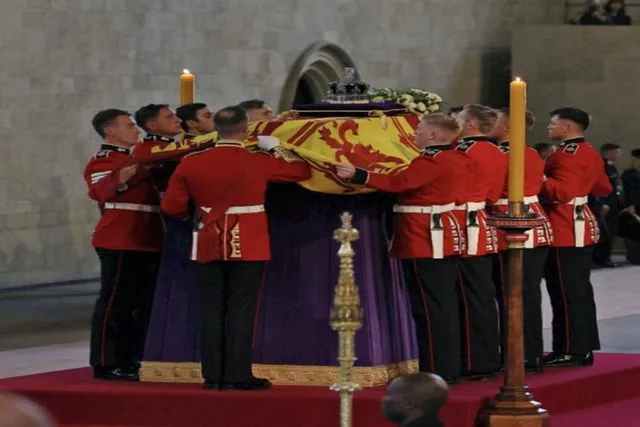 রানীর শব বহনকারীদের হতে হবে ৬ ফুট লম্বা