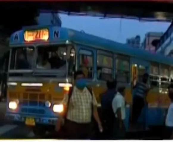 নিউটাউনে ছাত্রের মৃত্যুর ঘটনায় অবরোধে দুর্ভোগে অফিস ফেরত যাত্রীরা