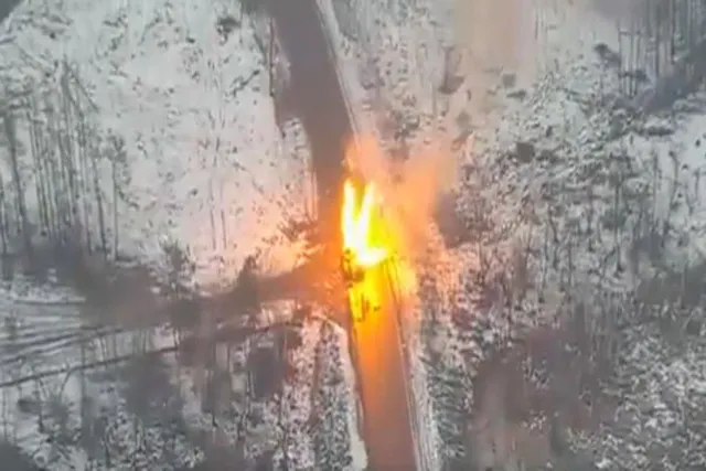 মুহূর্তে আগুনের গ্রাসে যুদ্ধযান, দেখুন ভিডিও