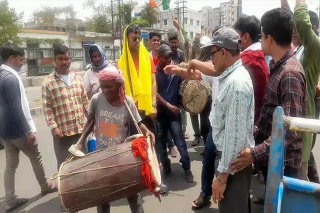 মাদল বাজিয়ে উচ্ছ্বাস প্রকাশ তৃণমূলের