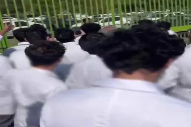 হাসপাতালে প্রতিবাদ চিকিৎসা বিজ্ঞানের শিক্ষার্থীদের