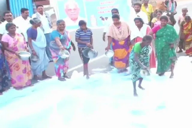 এবার রাস্তায় দুধ ঢেলে সরকারের বিরুদ্ধে বিক্ষোভ- দেখুন ভিডিও