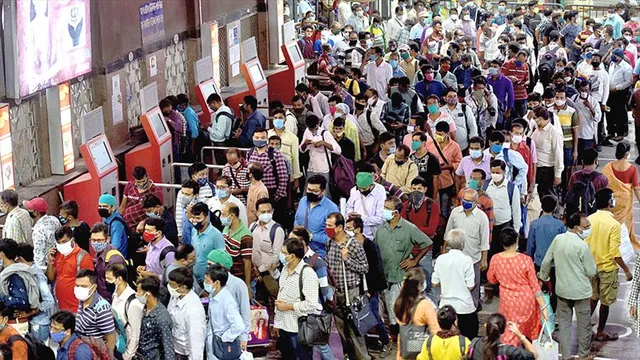 ট্রেন বিভ্রান্তি! চরম বিক্ষোভ হাওড়া স্টেশনে