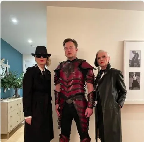 হ্যালোইন উৎসবে মায়ের সঙ্গে 'ভূতুড়ে রূপে' এলন মাস্ক, ভাইরাল ছবি