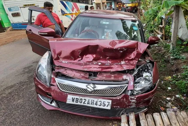 সাতসকালে ডেবরায় বাস ও প্রাইভেট কারের মুখোমুখি সংঘর্ষ