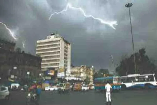 সারাদিন বজ্রবিদ্যুৎ সহ বৃষ্টি, জানুন থামবে কখন