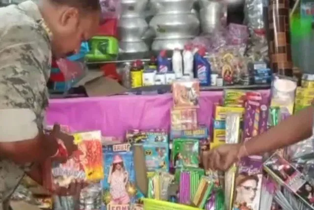 নিষিদ্ধ শব্দবাজি ও আতশবাজি বিক্রি করার অভিযোগে গ্রেফতার এক